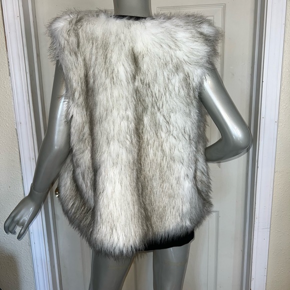 Yasss Lovey, This is soo you! ๐ Machine Washable Faux Fur Vest Mossimo size XL - Picture 4 of 10